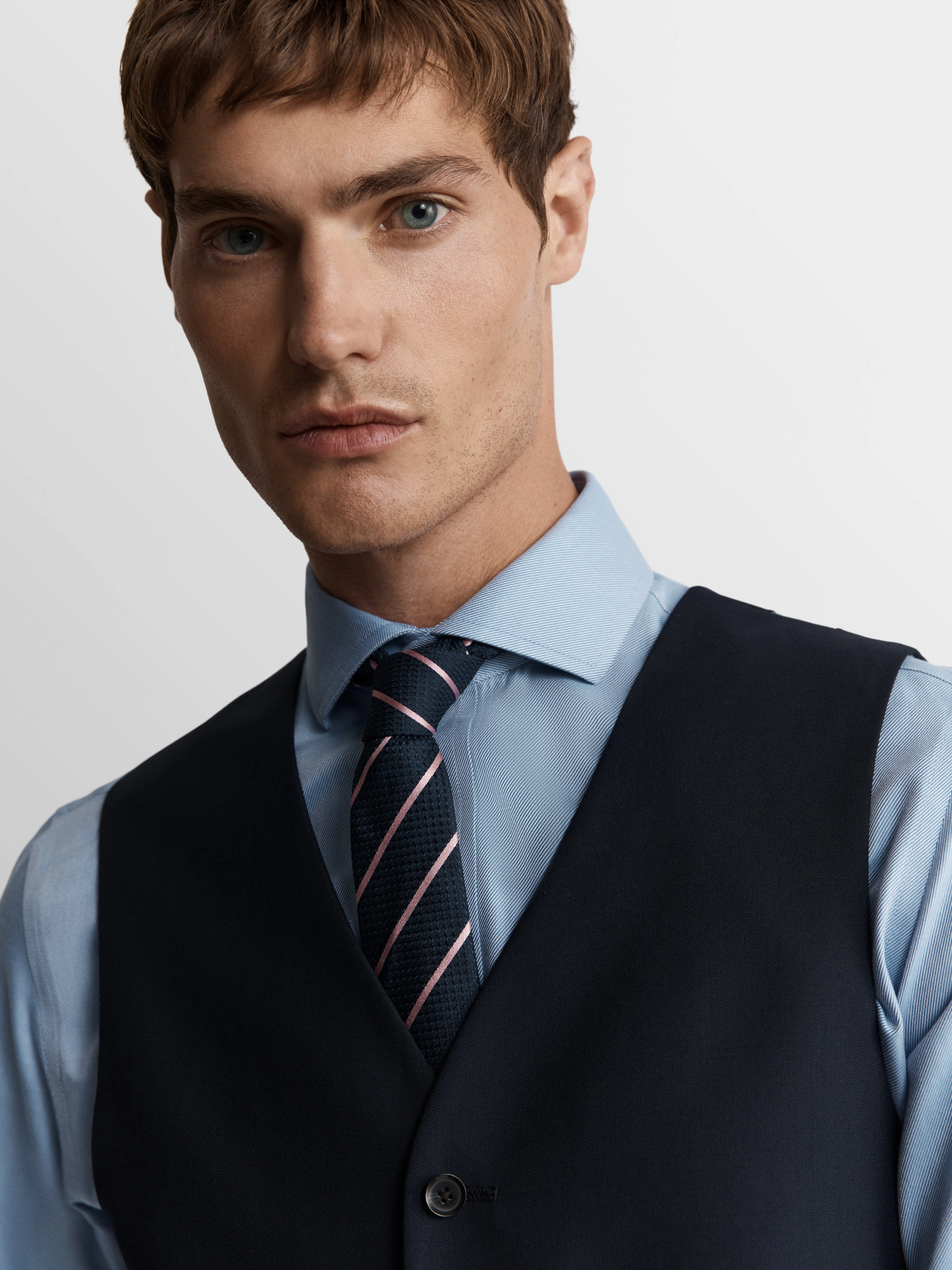 Aldgate: Elegante chaleco italiano de lana, lujo y corte slim, ¡tu estilo, tu conquista!
