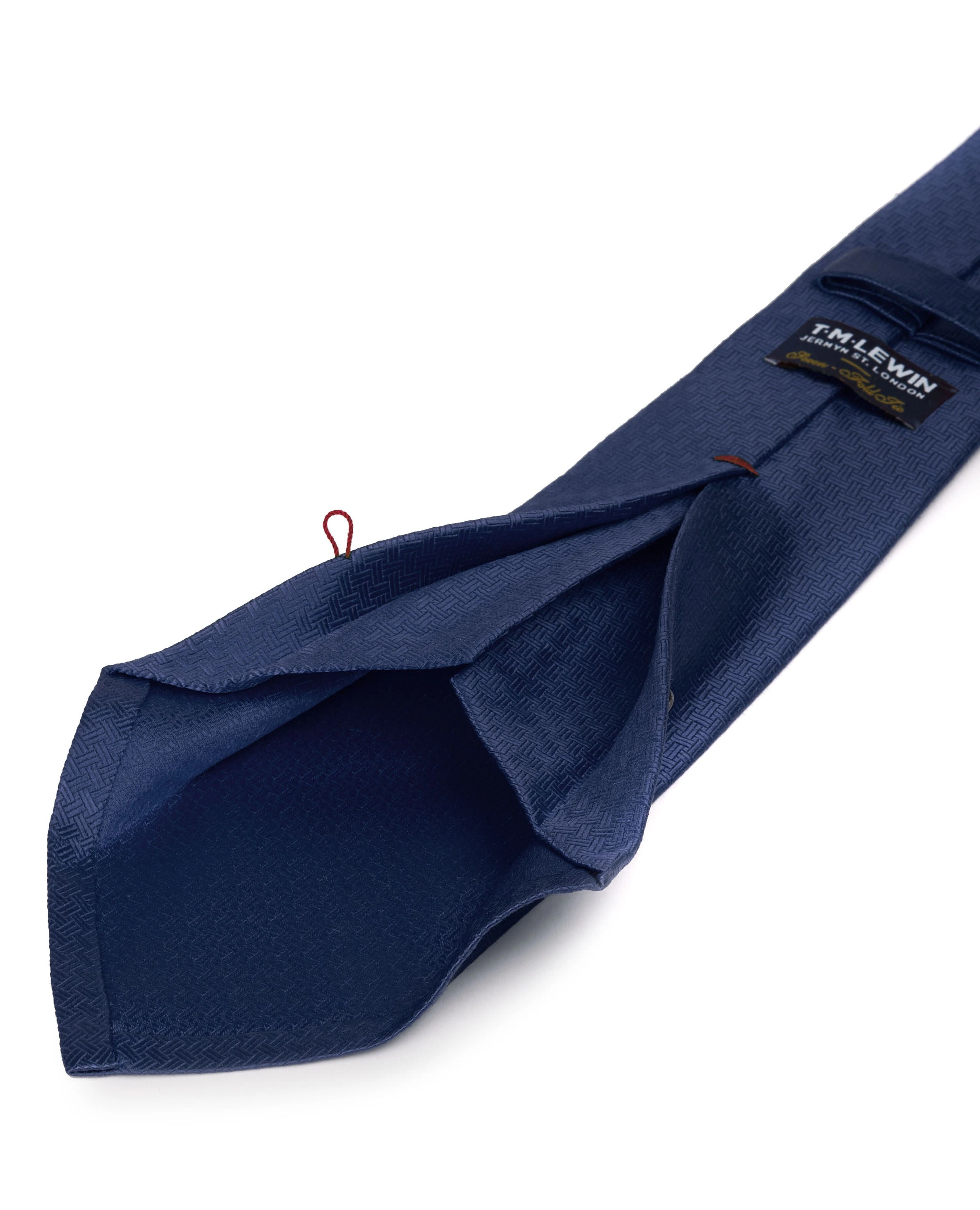 Corbata de seda azul marino de siete pliegues: Elegancia atemporal para el caballero moderno.